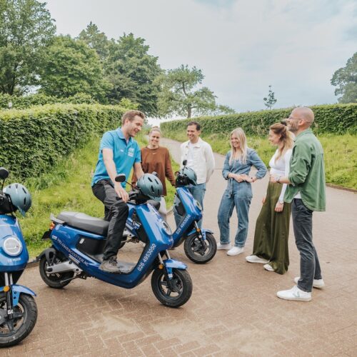 2.Scooter-rijden-Natures-Gift-personen-veluwe-actief-uitje-in-de-natuur-groen-sportief-vrienden-belevenis-electrisch