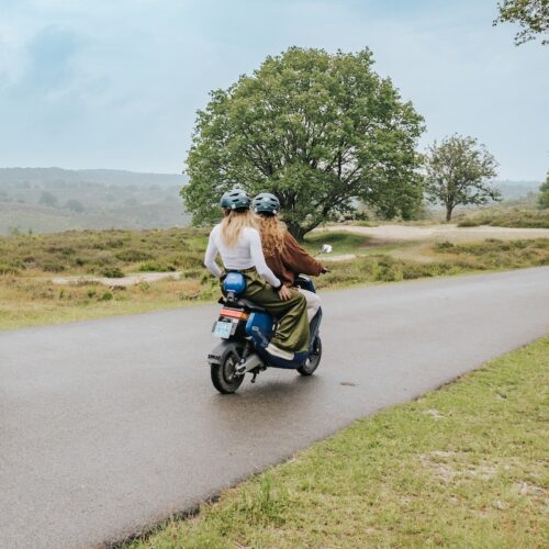 2.Scooter-rijden-moeder-kind-Natures-Gift-veluwe-actief-uitje-in-de-natuur-groen-sportief-vrienden-belevenis-electrisch