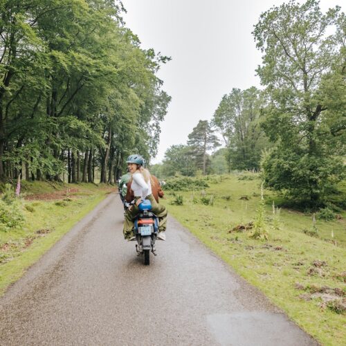 3.Scooter-rijden-moeder-kind-Natures-Gift-veluwe-actief-uitje-in-de-natuur-groen-sportief-vrienden-belevenis-electrisch